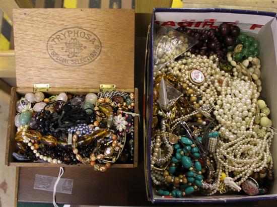 Large qty of costume jewellery